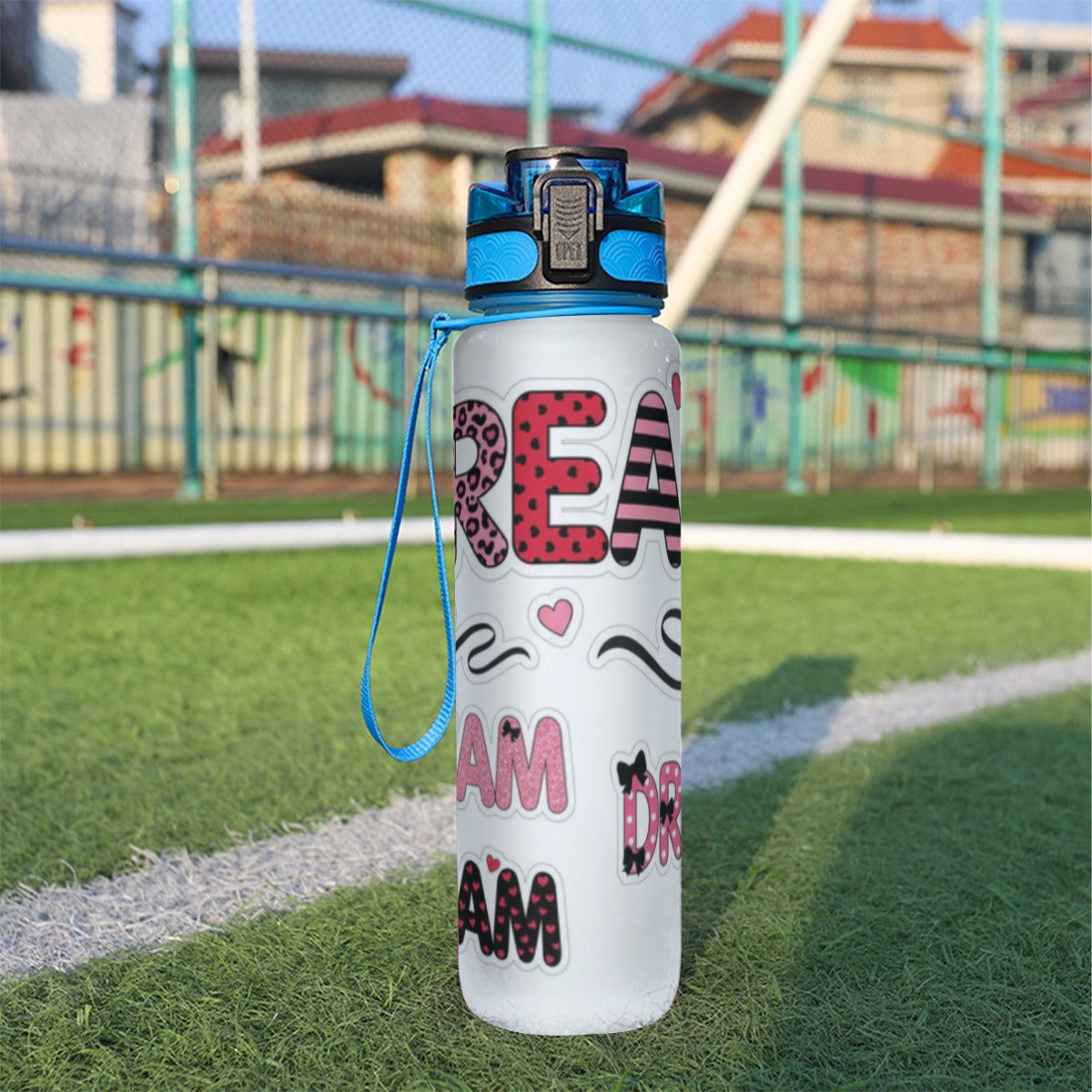 Borraccia sportiva bianca da 32 oz con tappo blu, cordino e scritta DREAM rosa