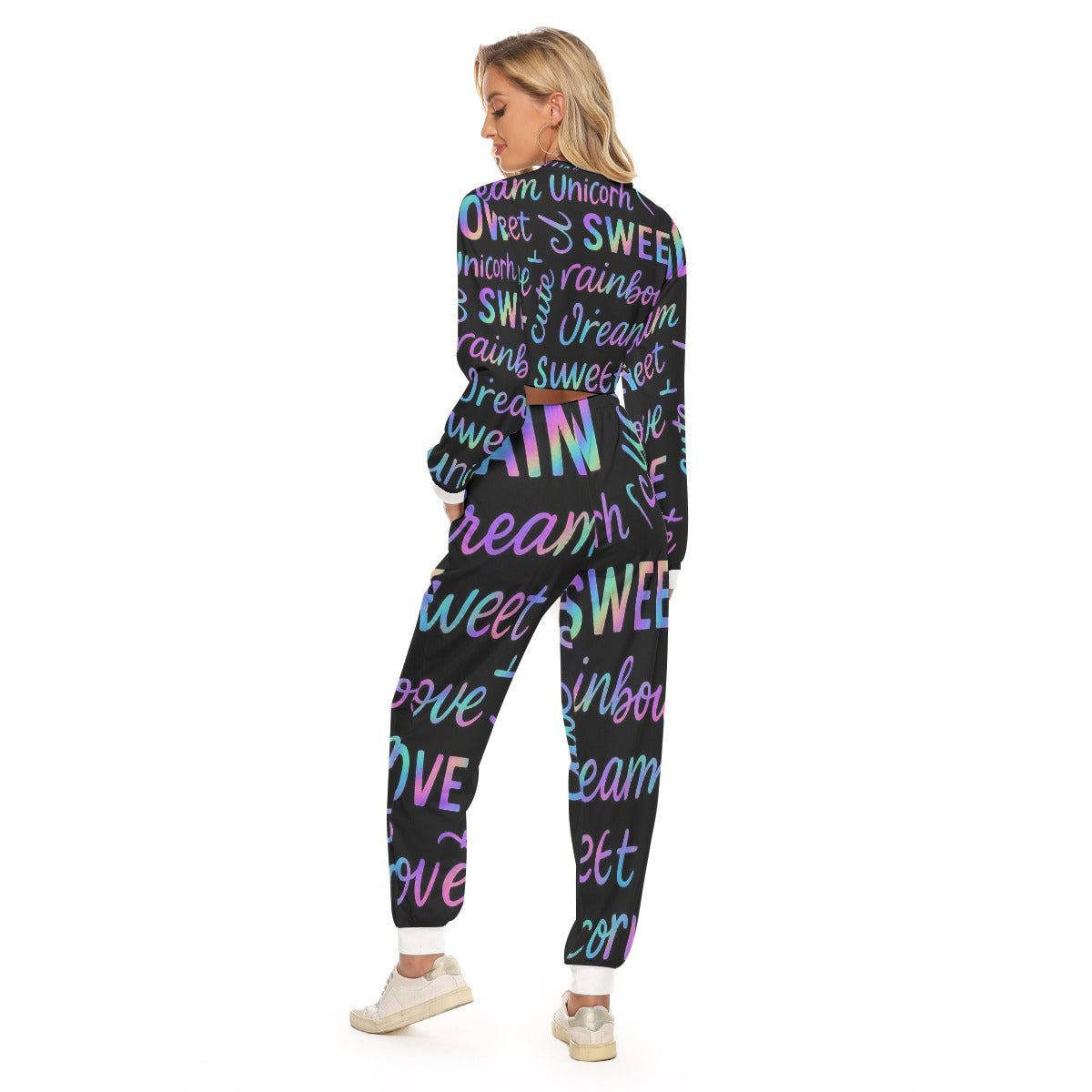 Tuta da donna con stampa testo multicolore, fondo scuro e cappuccio con coulisse