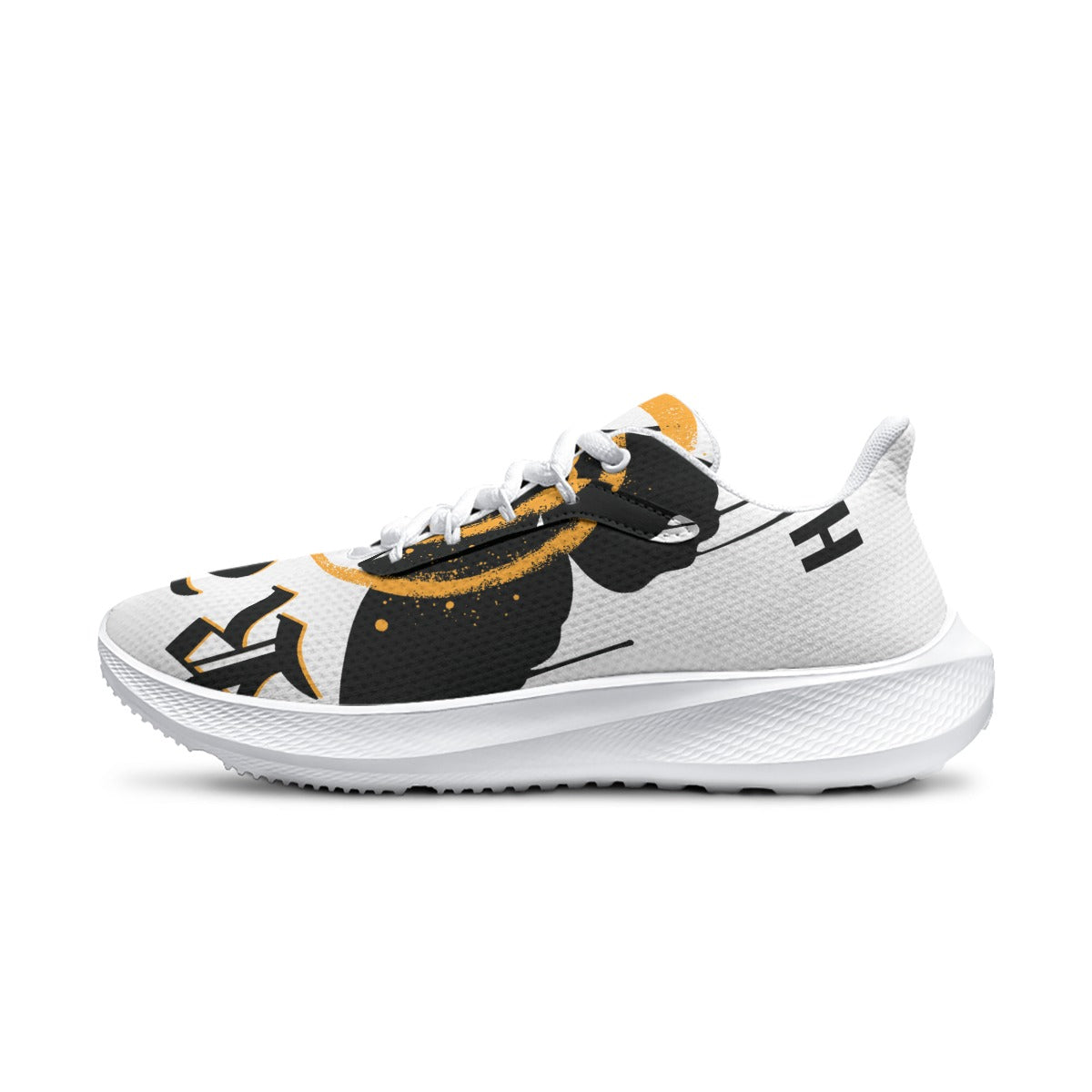 Scarpa da running bianca con dettagli neri, accento arancione e logo sul lato.