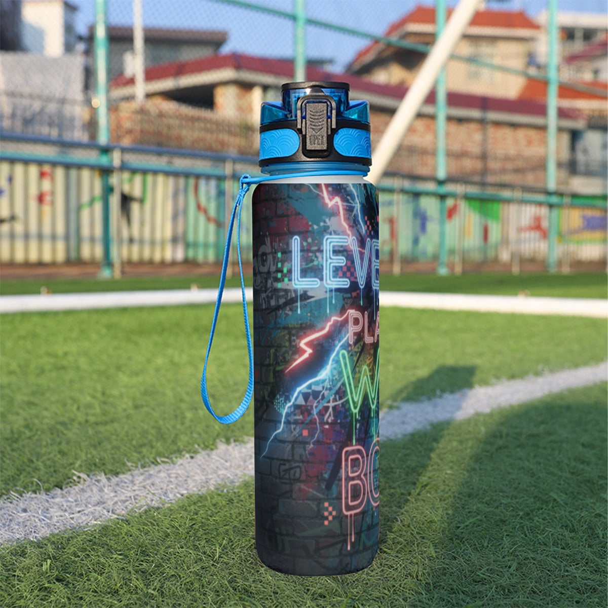 Borraccia sportiva 32 oz nera con scritte e disegni luminosi, tappo blu e cinturino