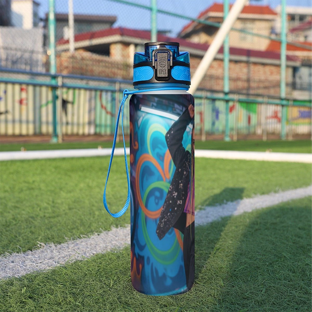 Borraccia sportiva 32 oz blu con tracolla e grafica multicolore, vista laterale