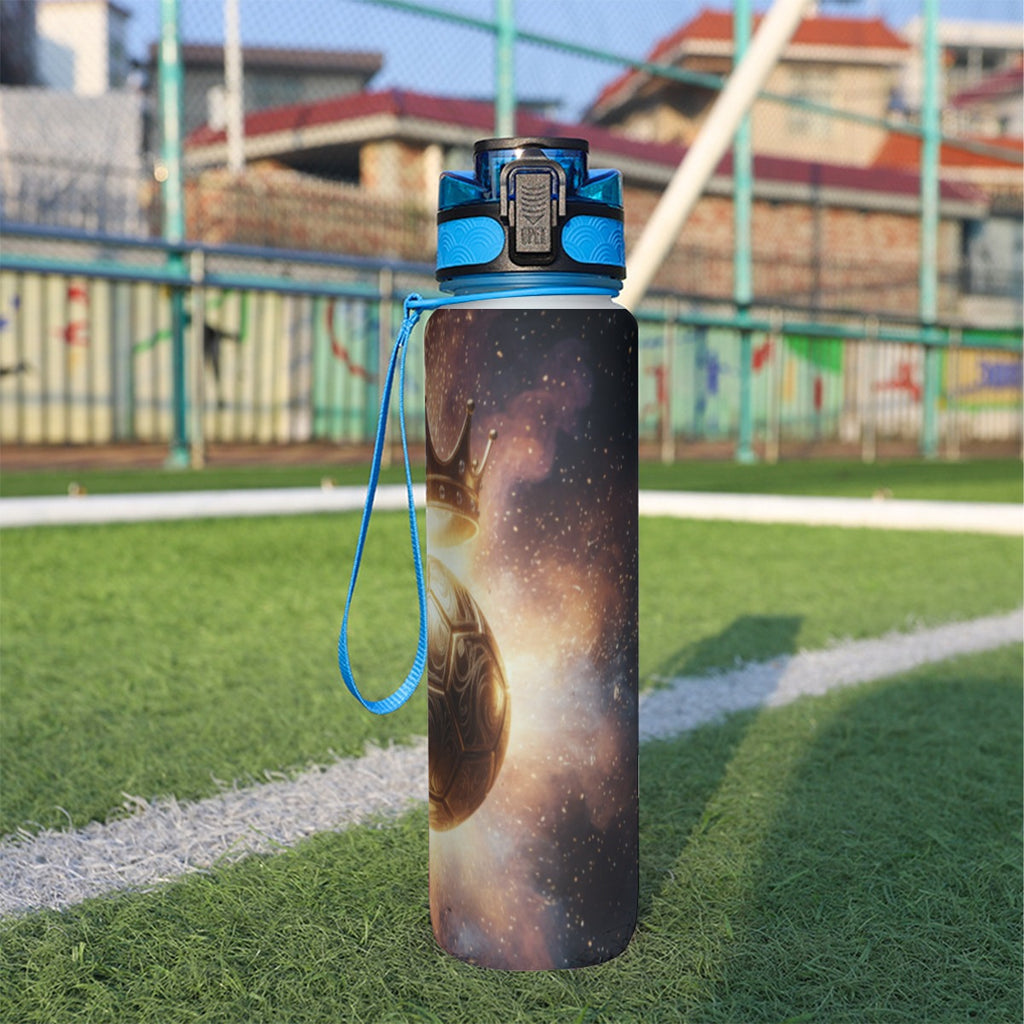 32 oz spor su şişesi; mavi kapak, yan görünüm uzay desenli, askılı