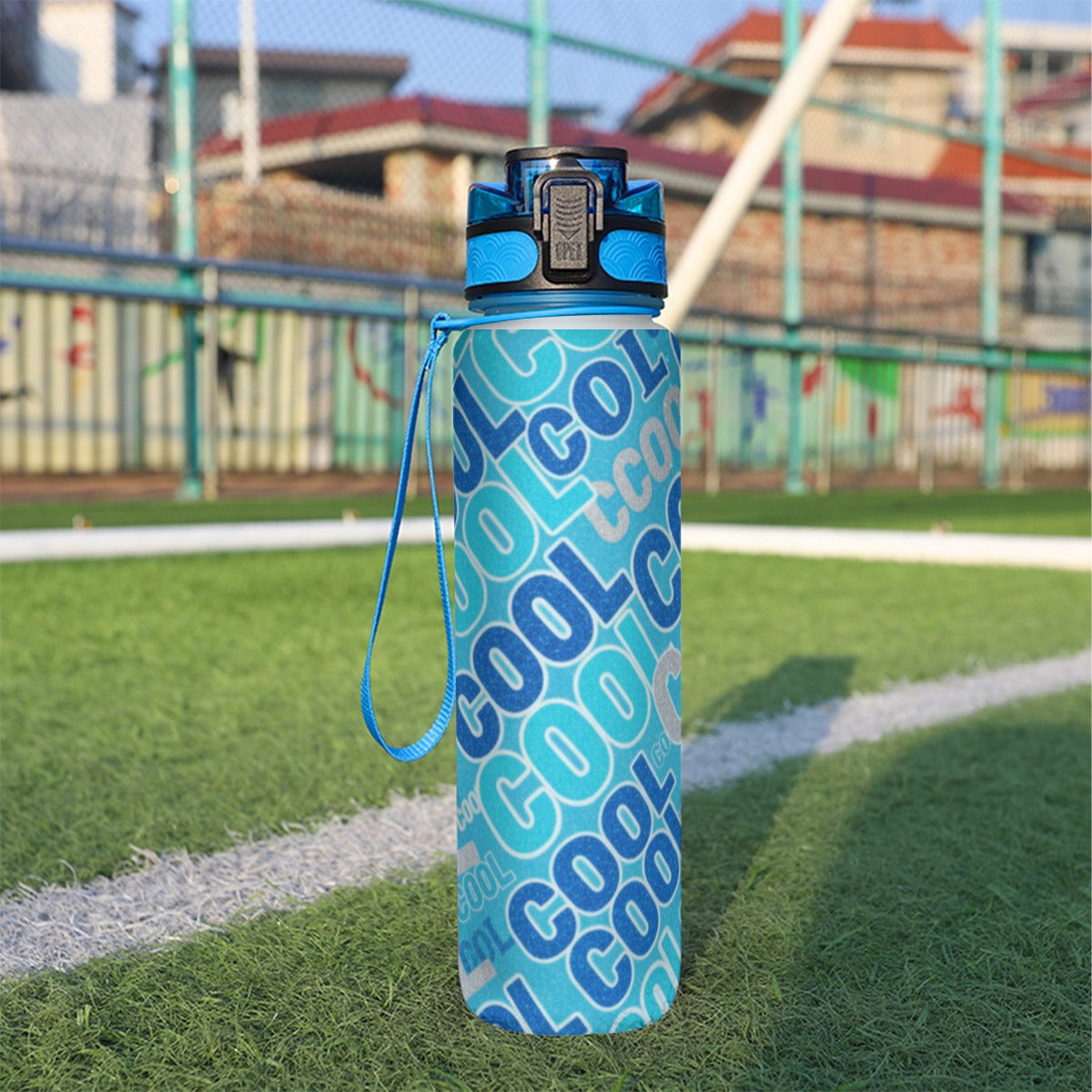 Borraccia sportiva 32 oz blu con tappo nero e scritte su tutta la superficie