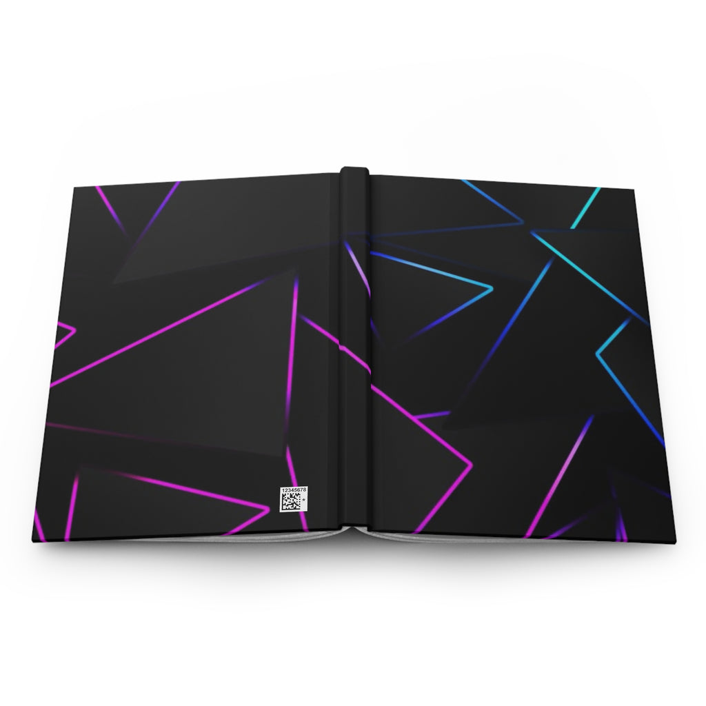 Quaderno hardcover aperto con grafica astratta blu e rosa su entrambe le pagine.