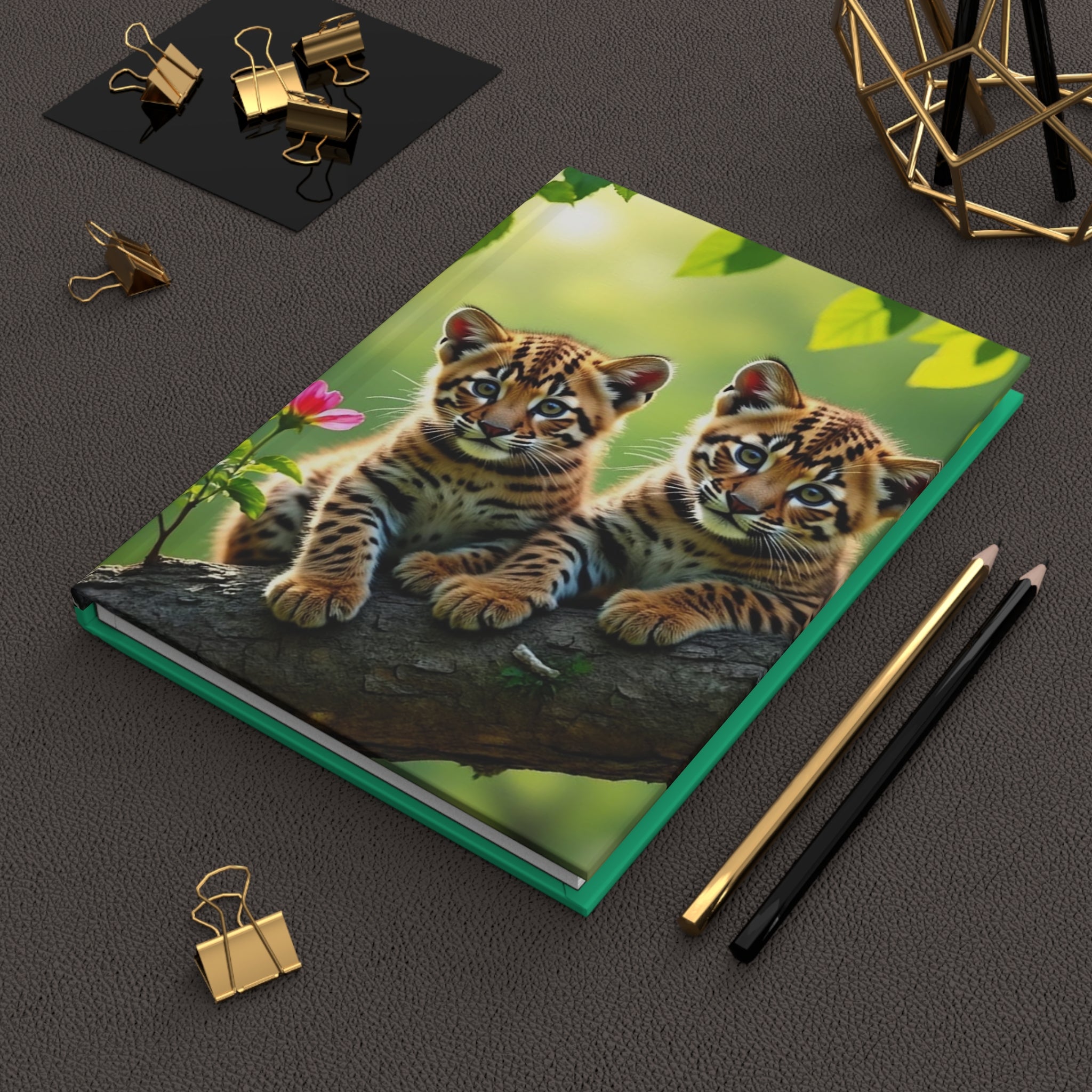 Quaderno a copertina rigida opaca con copertina verde e illustrazione di due tigri