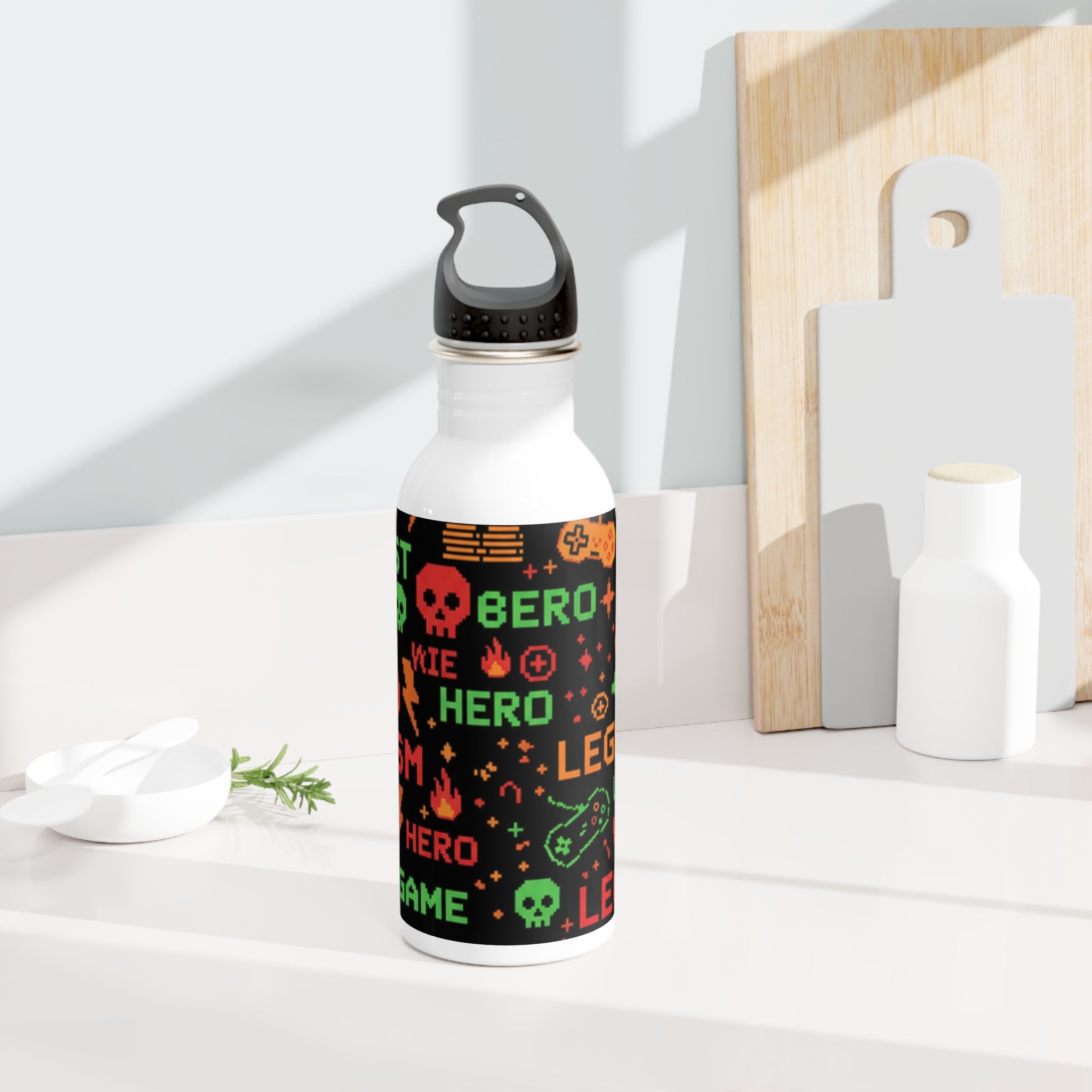 Borraccia in acciaio inox bianca con stampa gaming nera e tappo nero.