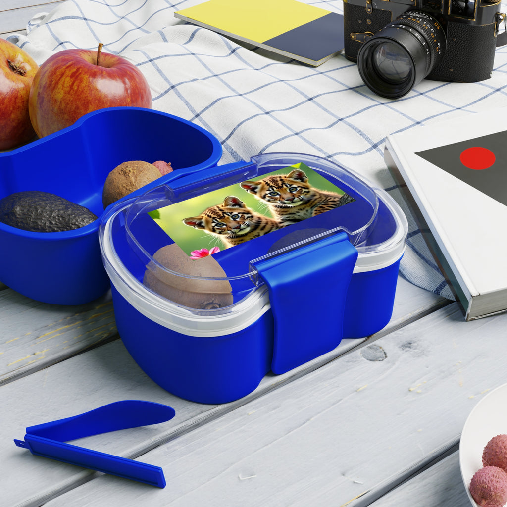 Contenitore bento a due livelli blu con coperchio trasparente e scomparti con cibo