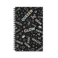 Quaderno con copertina nera, scritte QUEEN/GLOW e motivi di stelle, cuori e farfalle