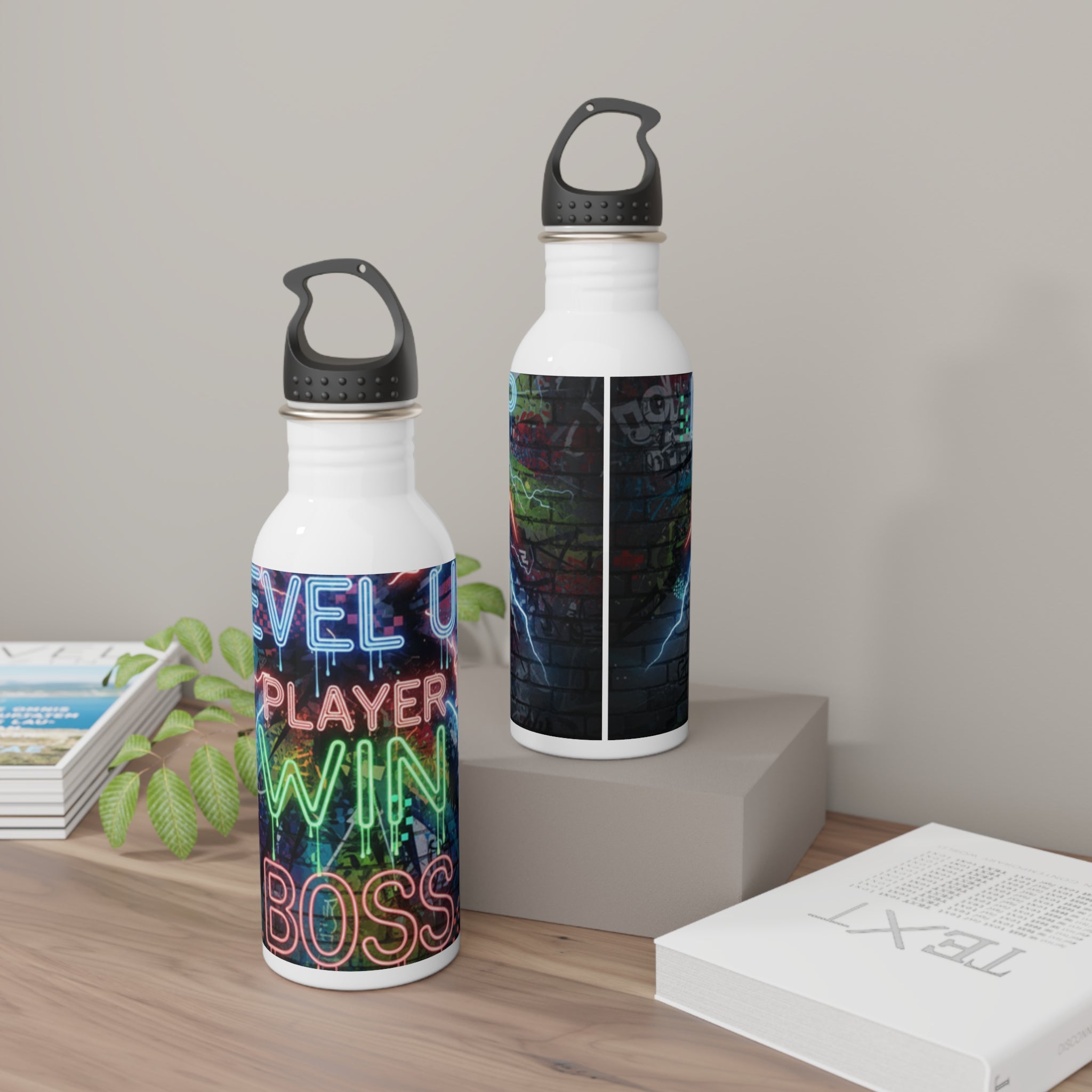 Due borracce in acciaio inox con tappo nero: una bianca e una scura con grafica neon.