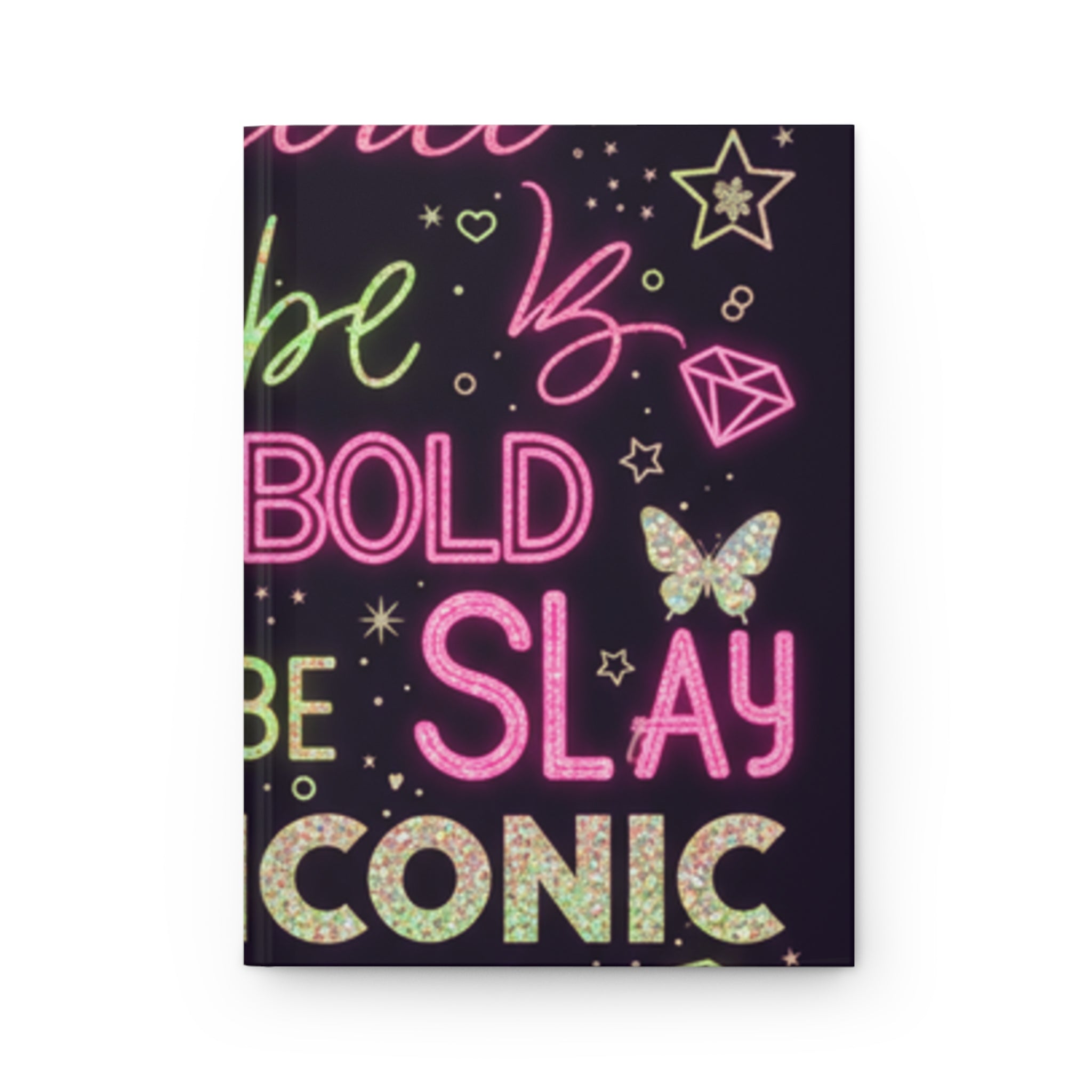 Diario rigido opaco con copertina scura e scritte multicolori “BOLD SLAY ICONIC”.