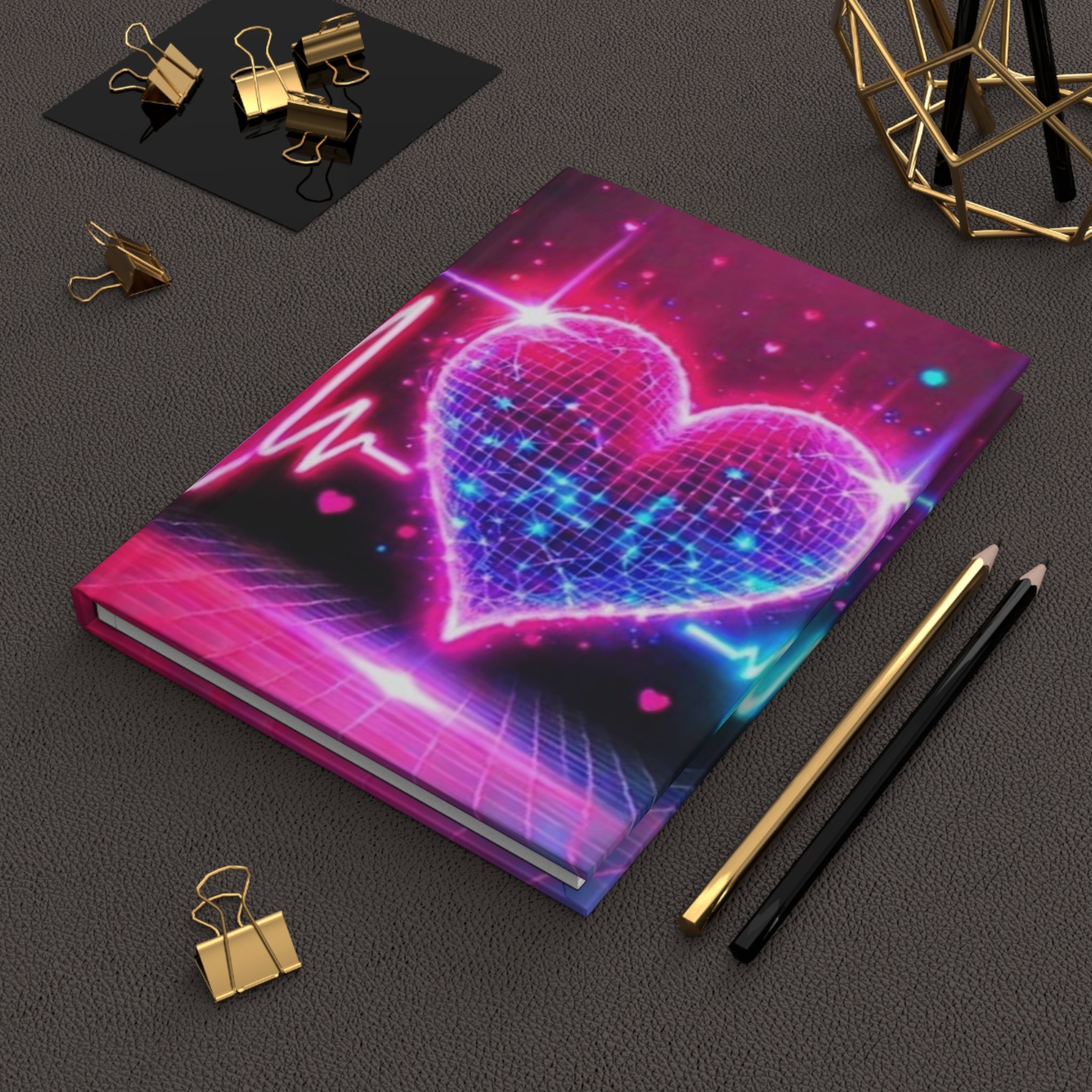 Diario rigido opaco con copertina rosa e cuori neon, con penna visibile