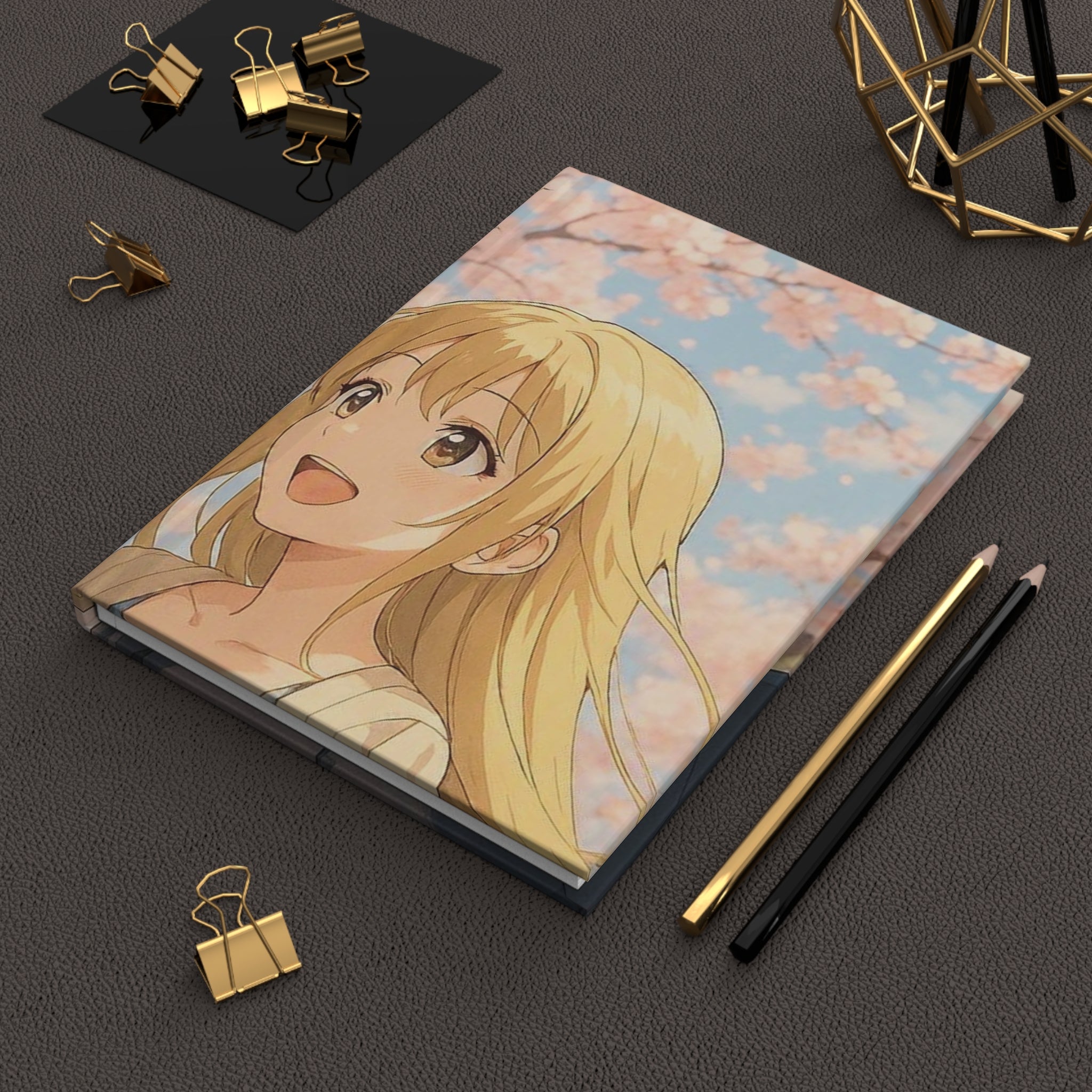 Kapaklı mat dergâh defteri: anime kız illüstrasyonlu kapak, masa üstünde
