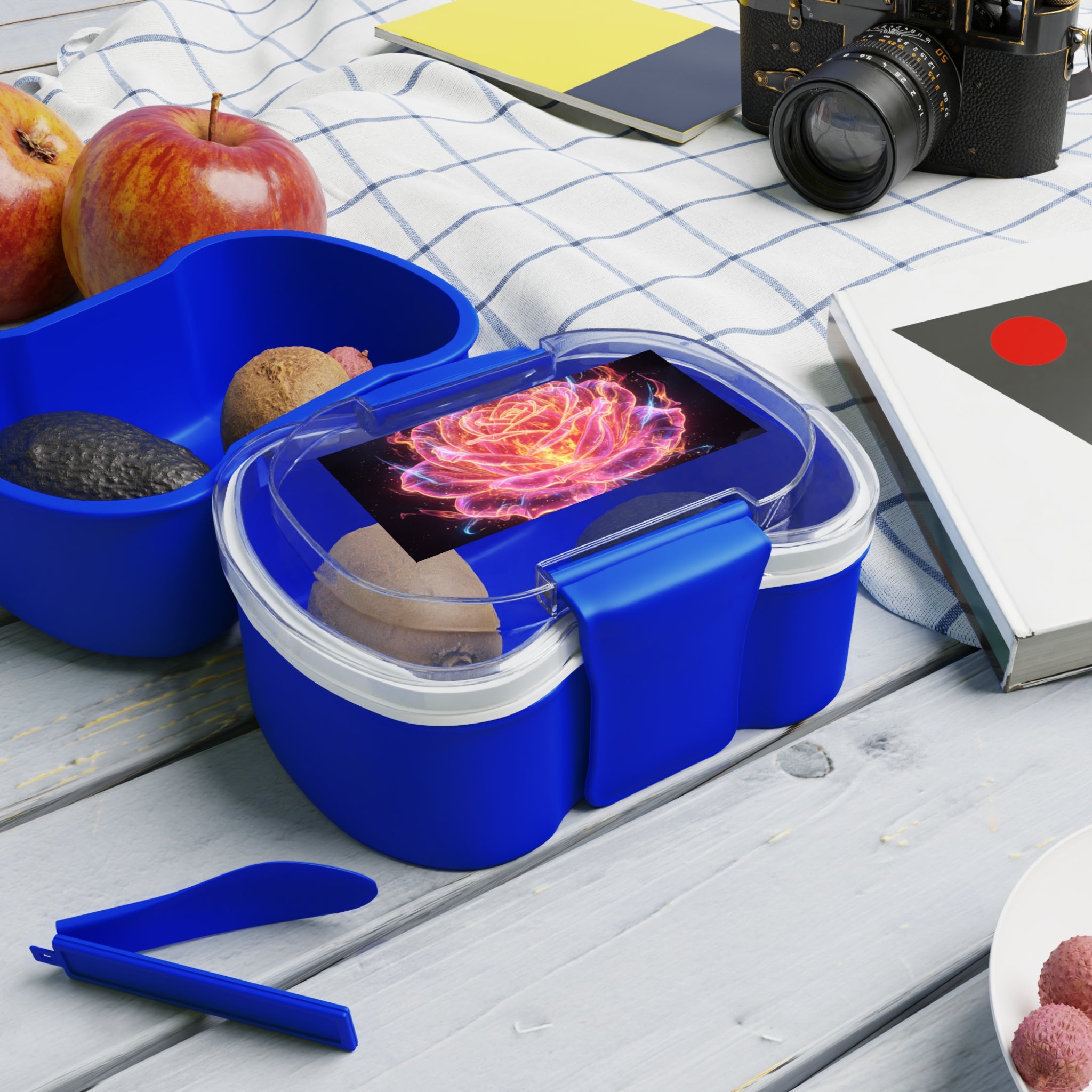 Scatola bento a due piani blu aperta con due scomparti e chiusura a clip