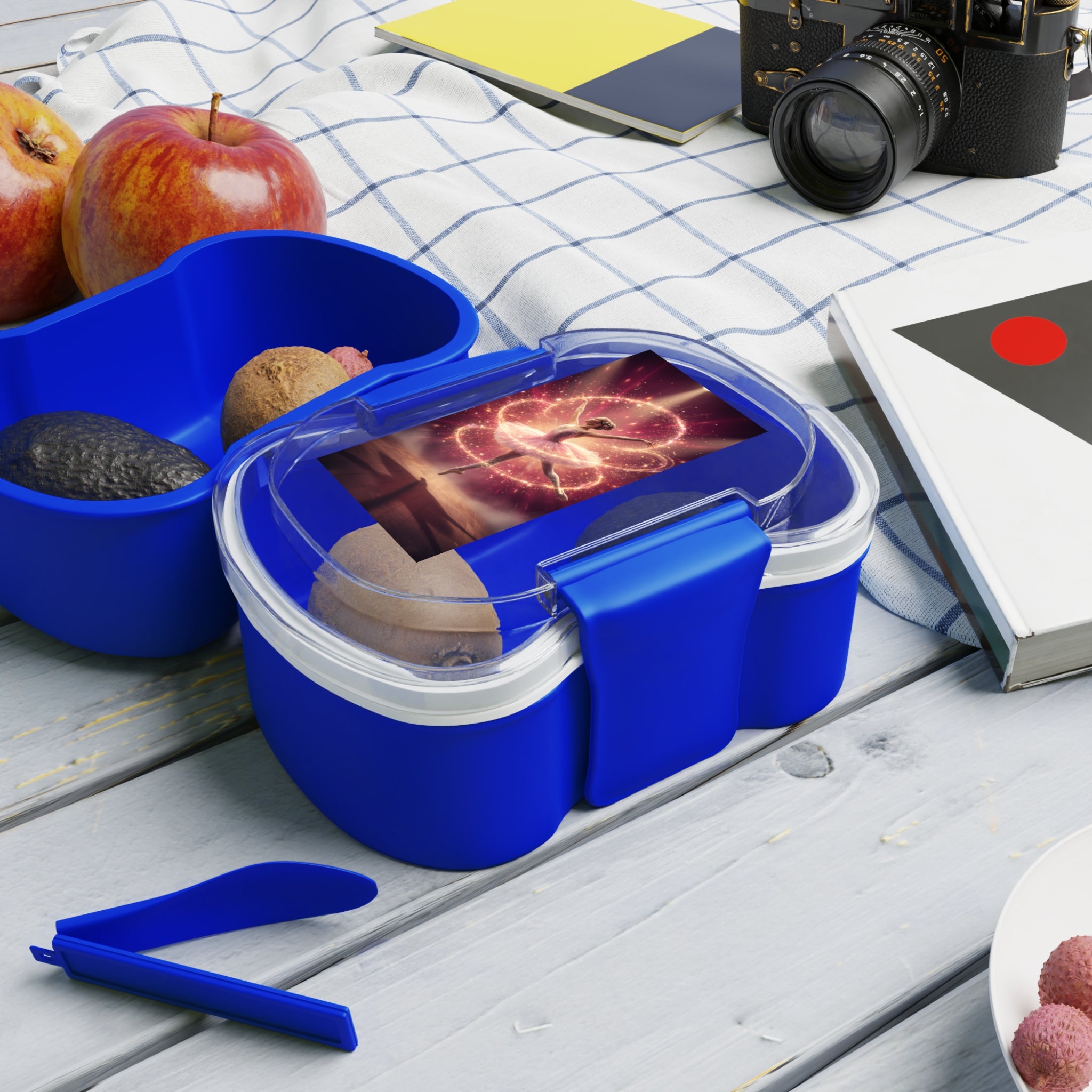 Contenitore bento a due livelli blu con scomparti separati e coperchio trasparente