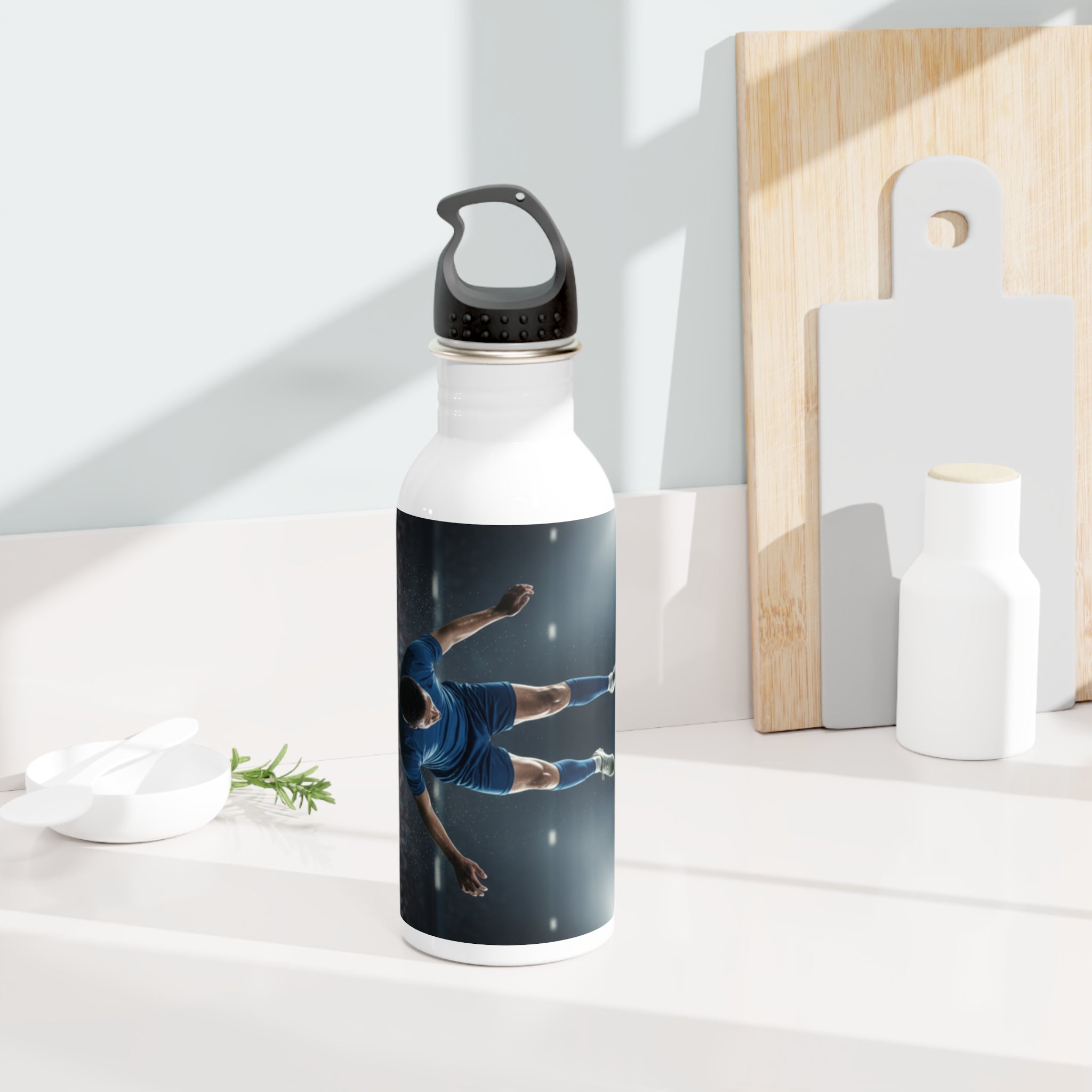 Bottiglia d'acqua in acciaio con stampa blu, cappuccio nero e bordo argentato