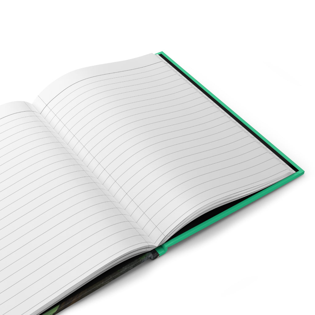 Quaderno a copertina rigida opaca verde aperto con pagine bianche rigate