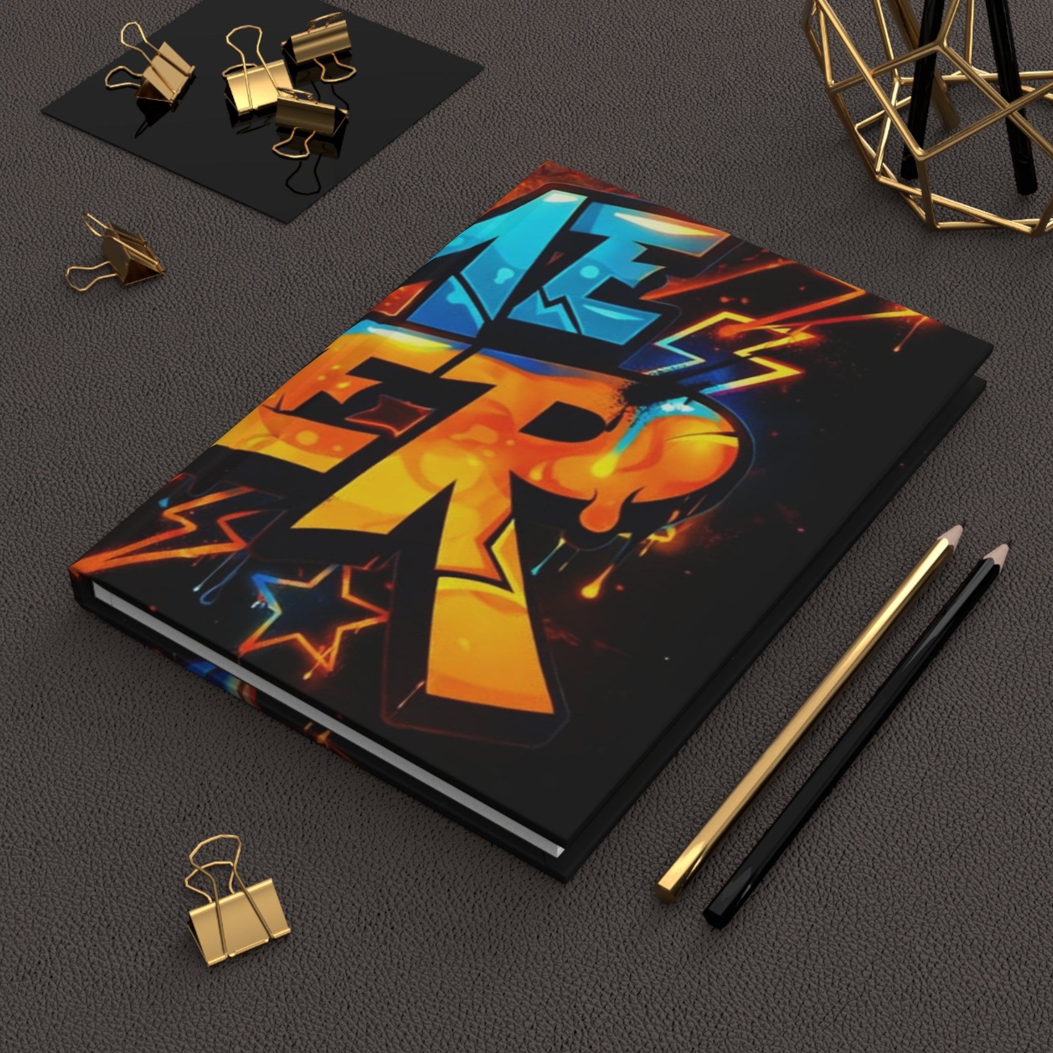 Diario rigido opaco con copertina grafica a lettere, nero e arancio, finitura opaca