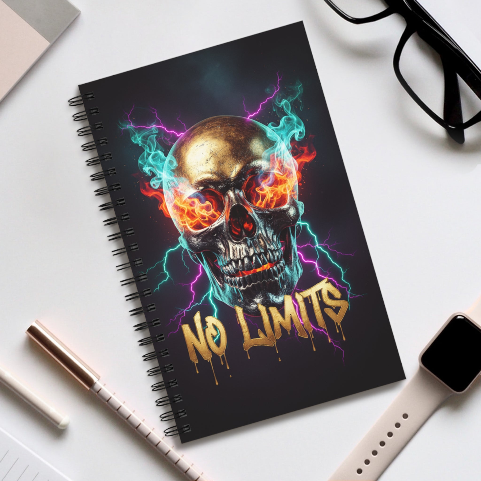 Siyah spiral defter kapağı: kafatası alevleri ve 'NO LIMITS' yazısı