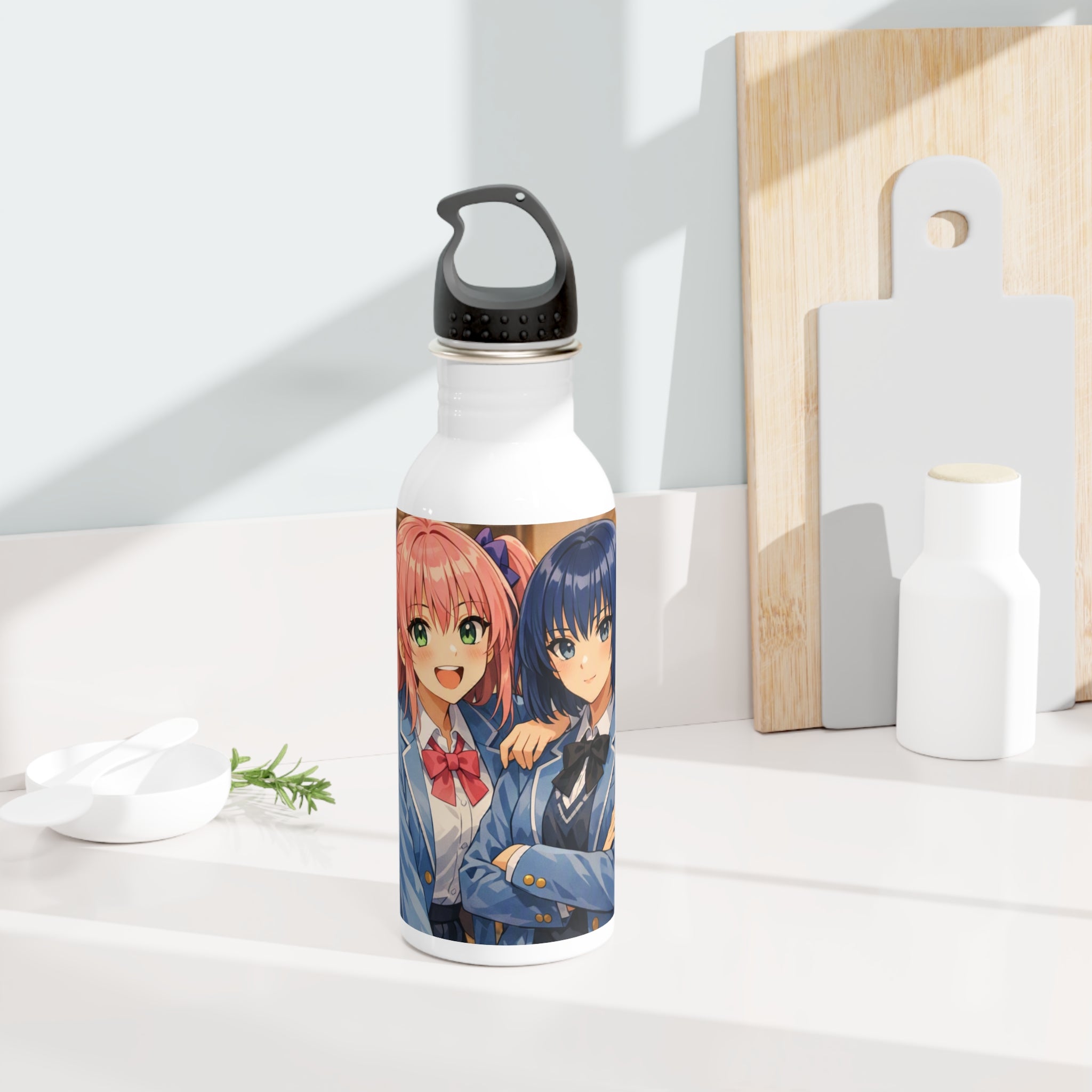 Bottiglia d’acqua in acciaio bianca con tappo nero e grafica anime, primo piano.